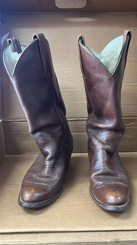 GENUINE LEATHER COWBOY BOOTS  SIZE 7 MENS