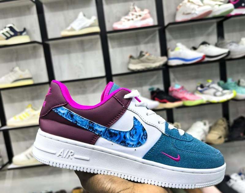 Ladies Sneaker, Sizes 4-7