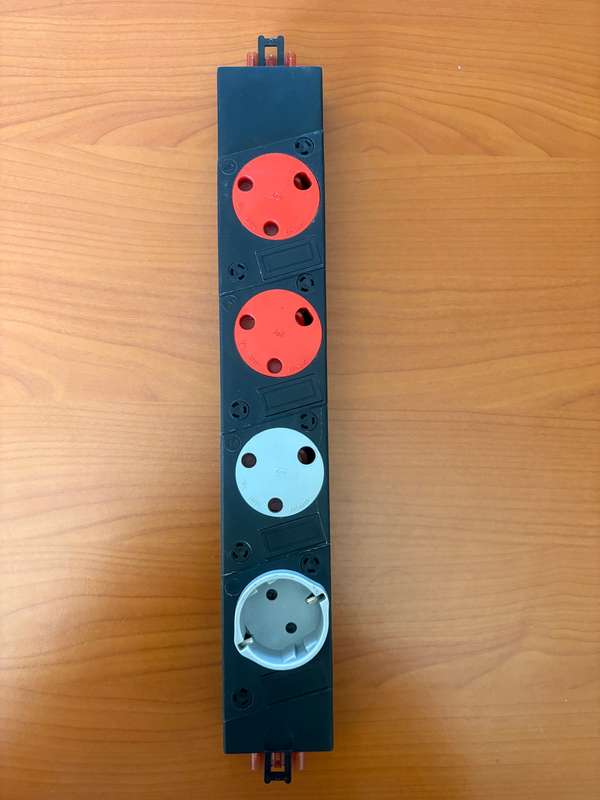Oblique, 4-way DUAL power outlet