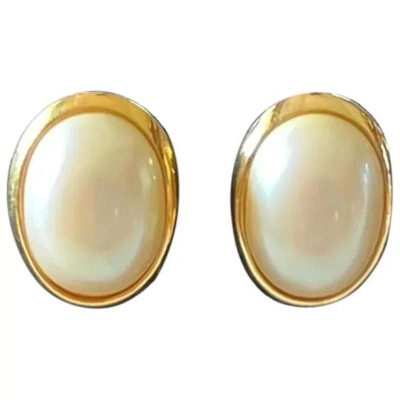 1950s Vintage Oval Gold Tone Faux Pearls Clip Earrings by RICHELIEU