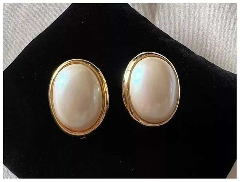 1950s Vintage Oval Gold Tone Faux Pearls Clip Earrings by RICHELIEU
