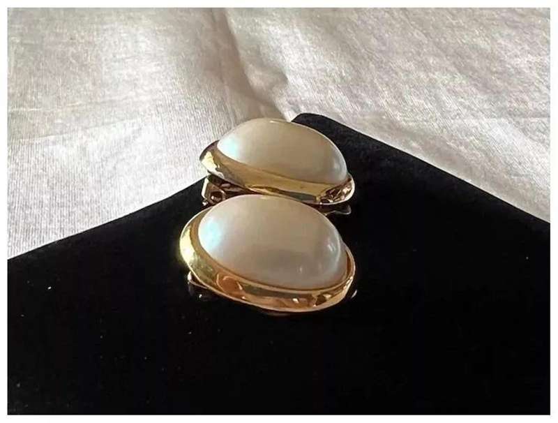 1950s Vintage Oval Gold Tone Faux Pearls Clip Earrings by RICHELIEU