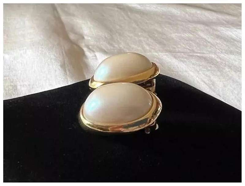 1950s Vintage Oval Gold Tone Faux Pearls Clip Earrings by RICHELIEU
