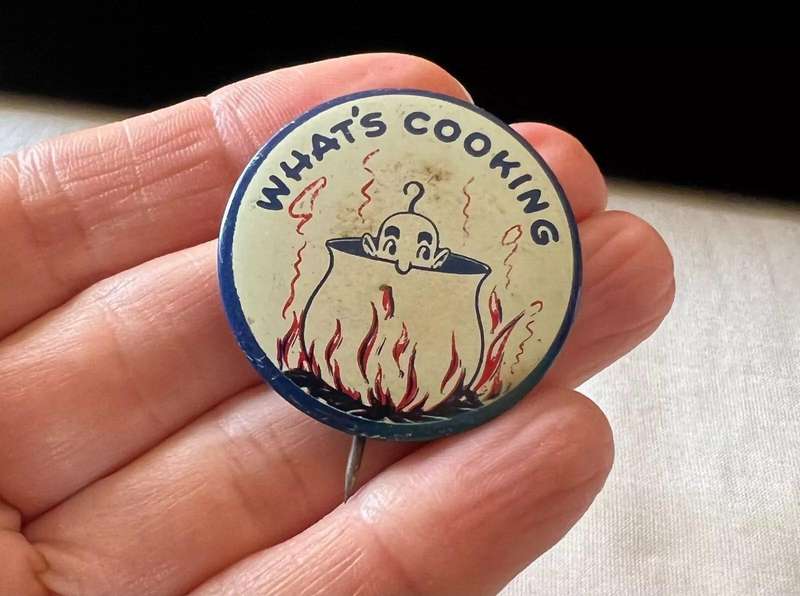c1950s Vintage US Novelty WHAT'S COOKING Gum Vending Machine Button Pin Pinback