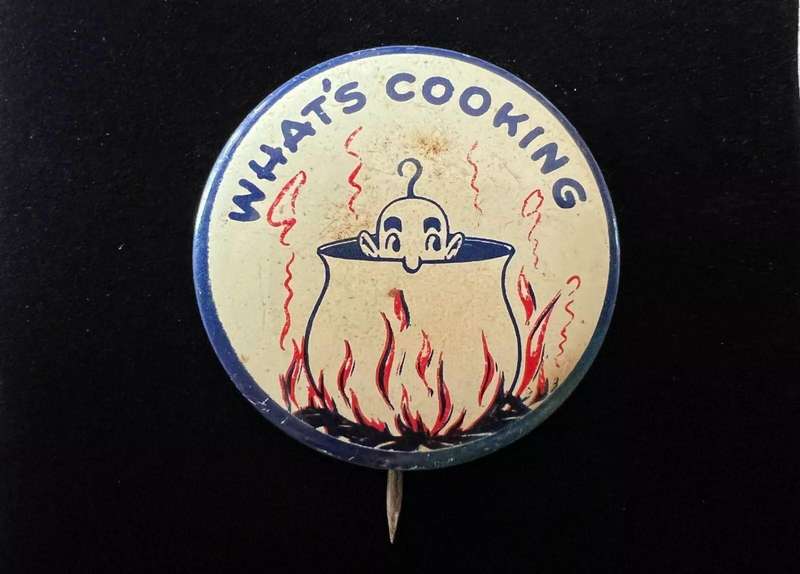 c1950s Vintage US Novelty WHAT'S COOKING Gum Vending Machine Button Pin Pinback