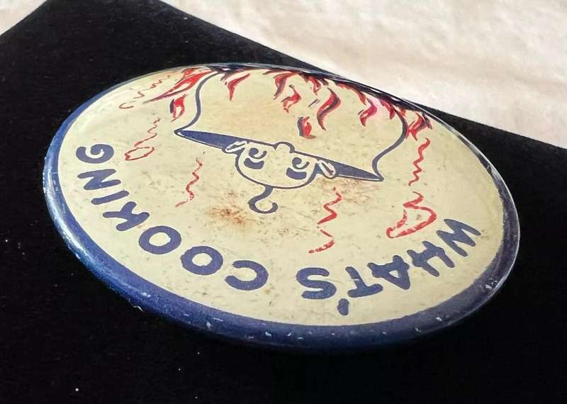 c1950s Vintage US Novelty WHAT'S COOKING Gum Vending Machine Button Pin Pinback
