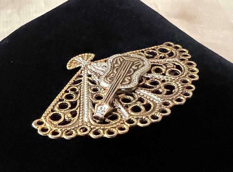c1960s Vintage Damascene Gold Tone & Silver Tone FAN w/ SPANISH GUITAR Brooch