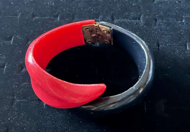 1980s Vintage Retro Black & Red Plastic Clamper Bracelet