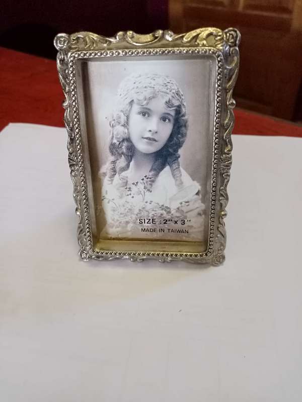 Miniature photo frame 2"x3" made in Taiwan