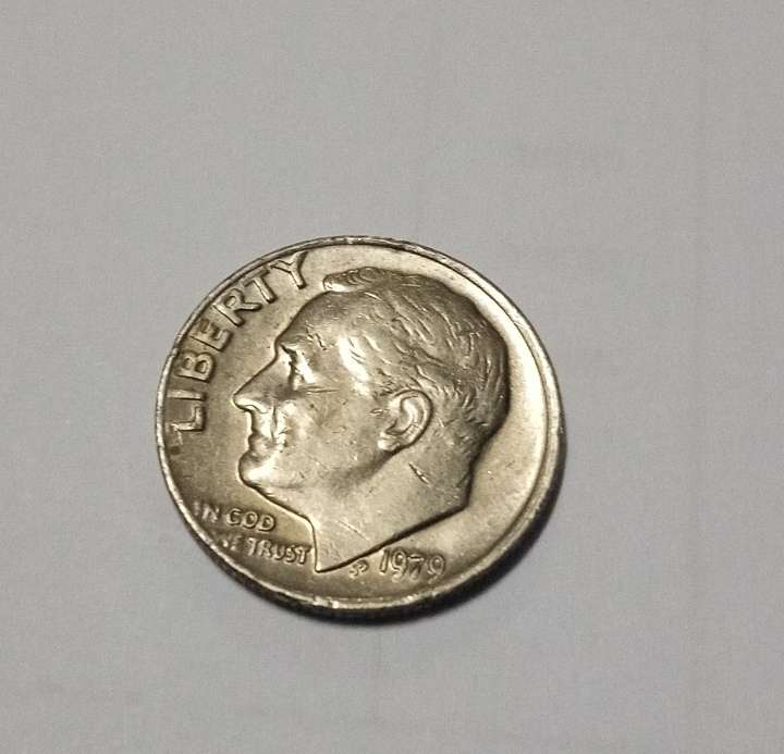 1979 one dime withount any mint identification and with visible errors on the rim and lettering "we"