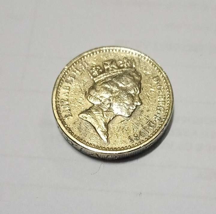 1985 one pound Elizabeth II with lettering on the rim upside down