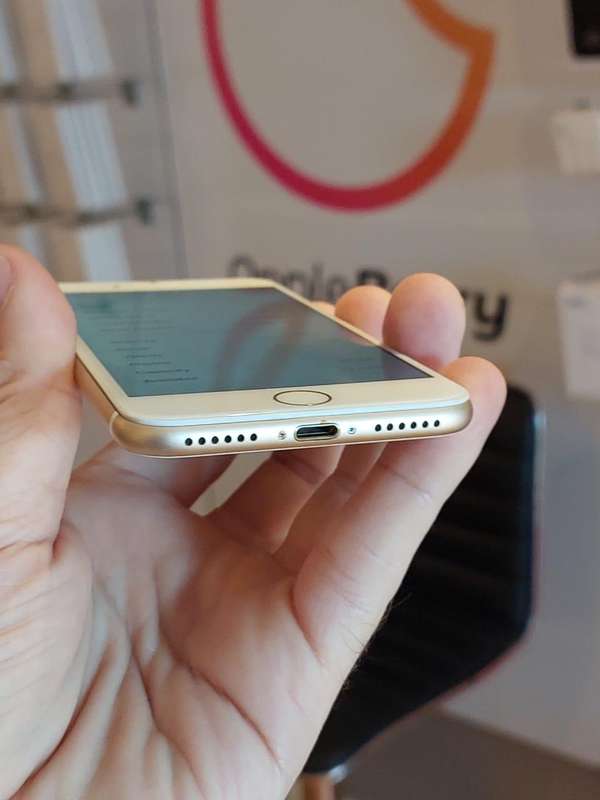 Apple iPhone 7 64GB Gold & Apple Watch