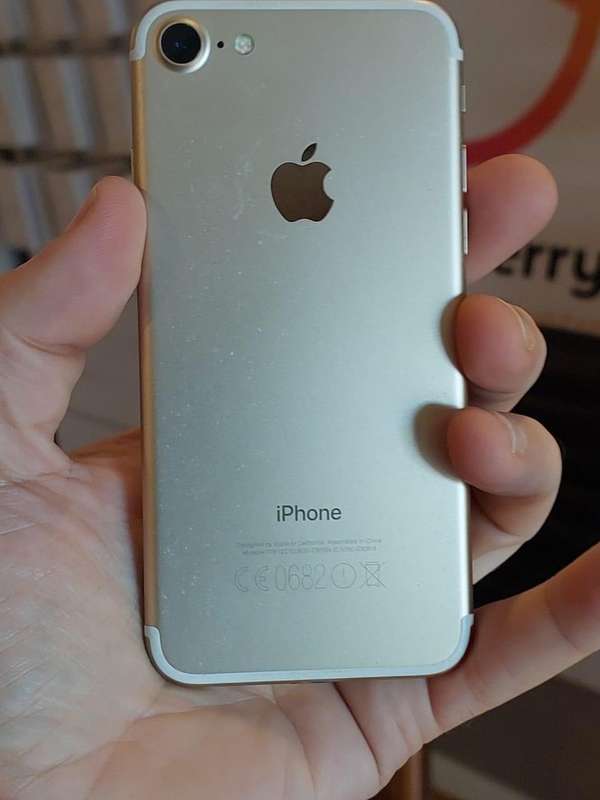 Apple iPhone 7 64GB Gold & Apple Watch