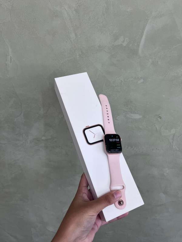 Apple watch Series 4 40mm (Screen Cracked)