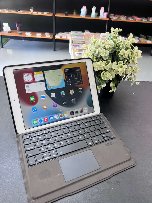 iPad 8th Generation with KeyBoard