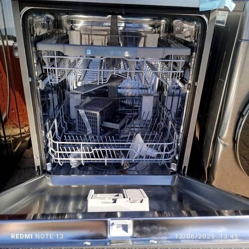 LG 14 PLACE QUADWASH DISWASHER