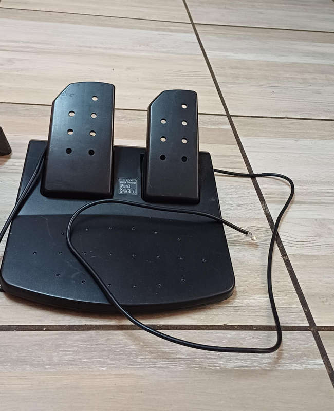 Gaming steering wheel with pedals
