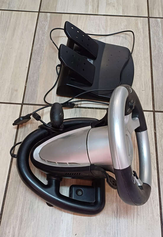 Gaming steering wheel with pedals