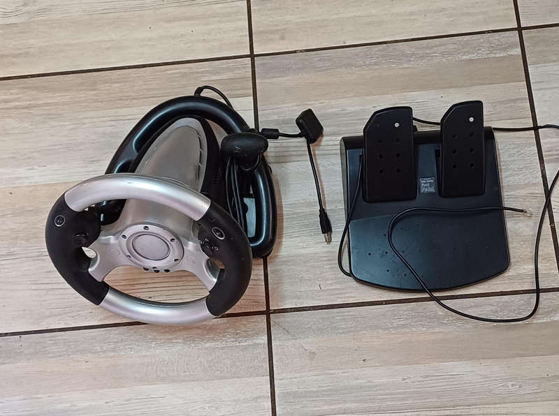 Gaming steering wheel with pedals