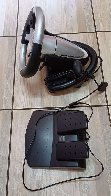 Gaming steering wheel with pedals