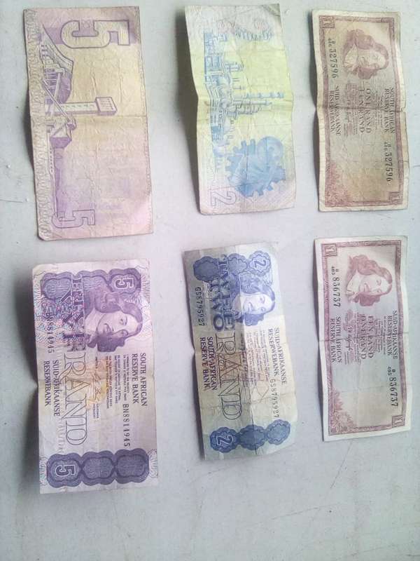 Collection of R2 and R5 bank notes