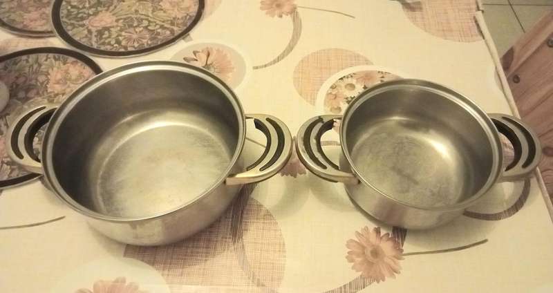 2x stainless steel solid pots