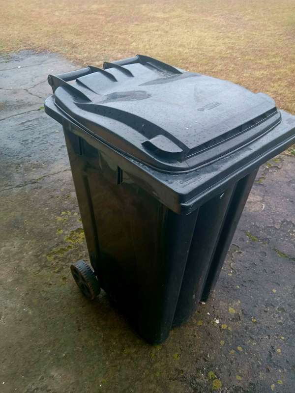 Black wheelie bin 240L