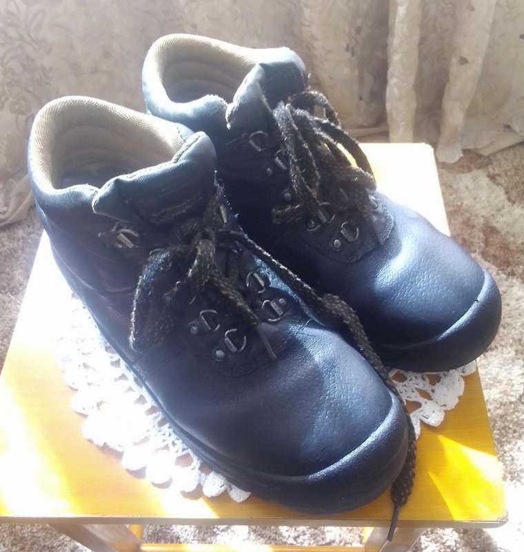 Mens safety boots