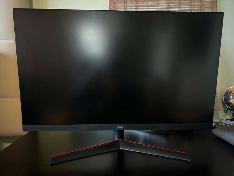 3x LG 32GN 600 computer screens