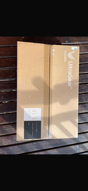 3x LG 32GN 600 computer screens