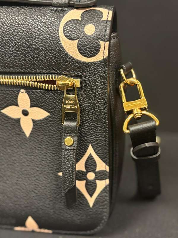 LOUIS VUITTON Empreinte Monogram Giant Pochette Metis
