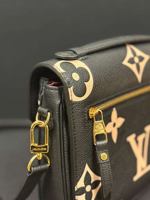 LOUIS VUITTON Empreinte Monogram Giant Pochette Metis