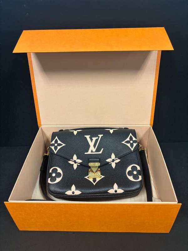 LOUIS VUITTON Empreinte Monogram Giant Pochette Metis