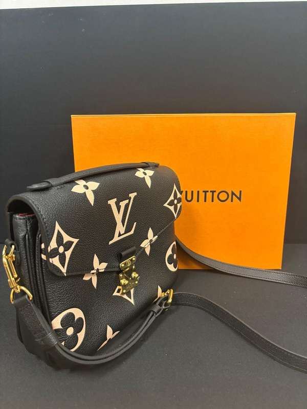 LOUIS VUITTON Empreinte Monogram Giant Pochette Metis