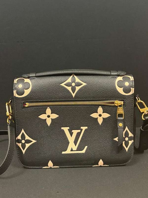 LOUIS VUITTON Empreinte Monogram Giant Pochette Metis