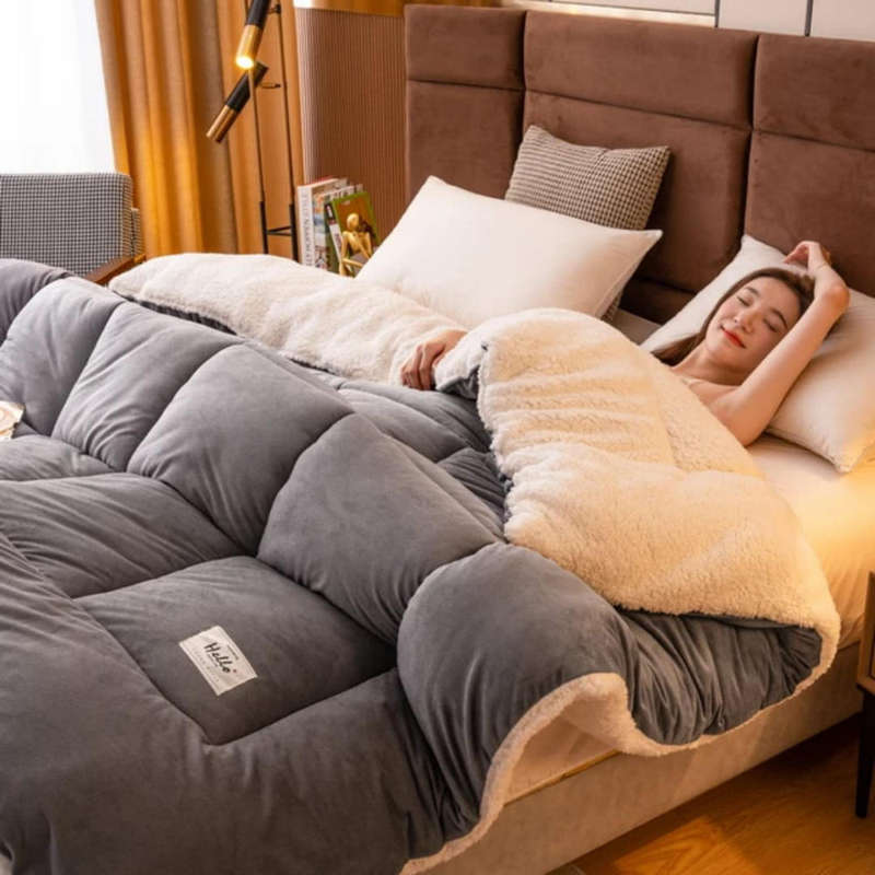 Queen size fluffy heavy conferter ,bed spread