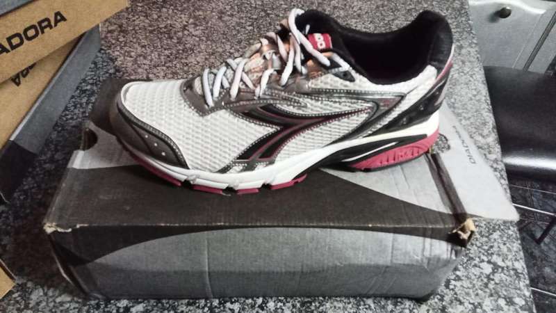 Diadora Mythos running shoes