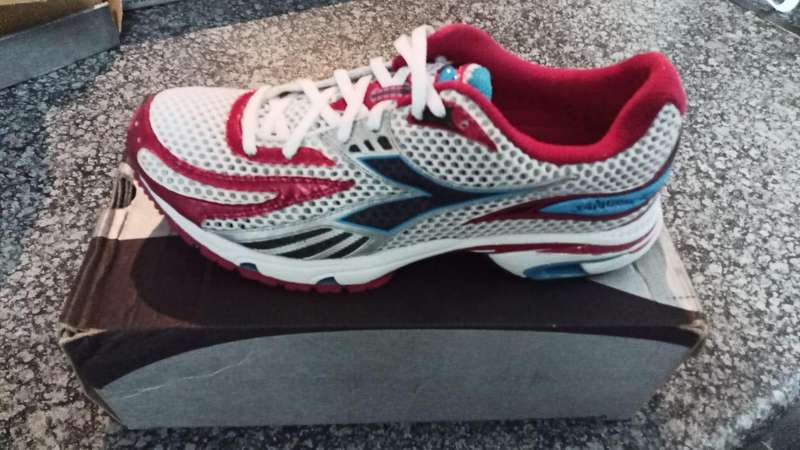 Diadora Mythos running shoes