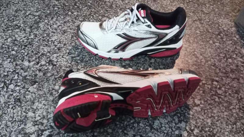 Diadora Mythos running shoes