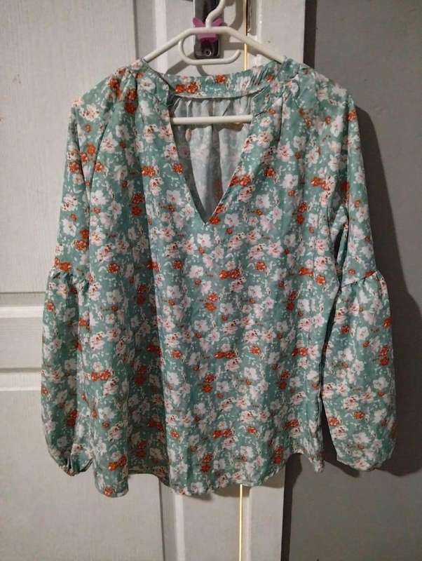 Floral blouse Size large R70.00 (AK)
