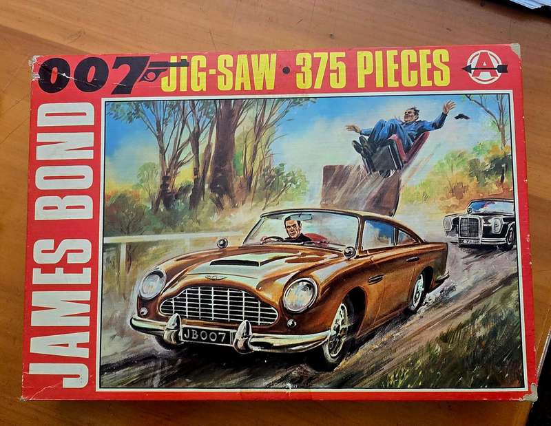 James Bond 007 375-Piece Jigsaw Puzzle