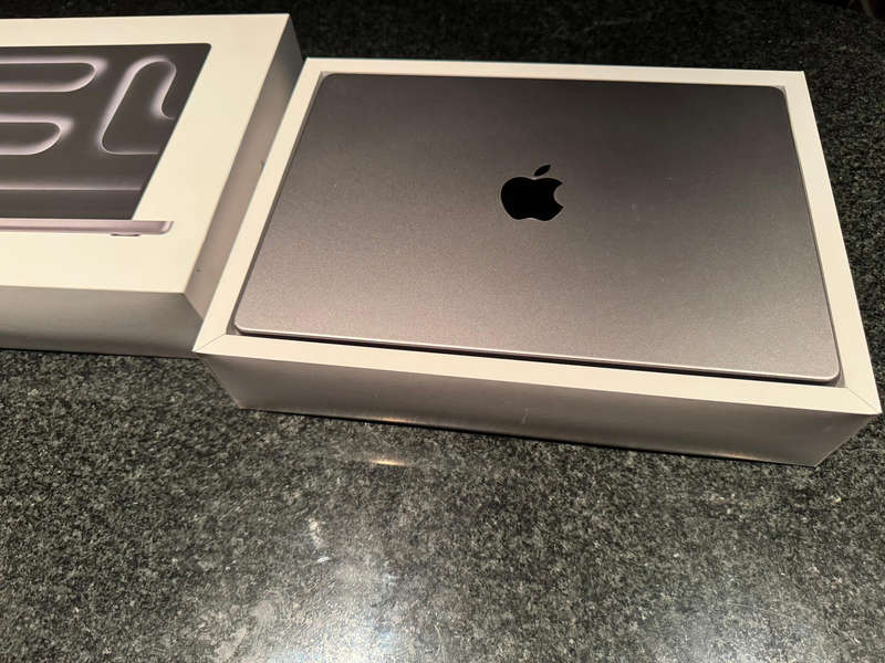 Apple Macbook Pro 14inch M3 with chip 8-core CPU and 10-core GPU 512GB SSD