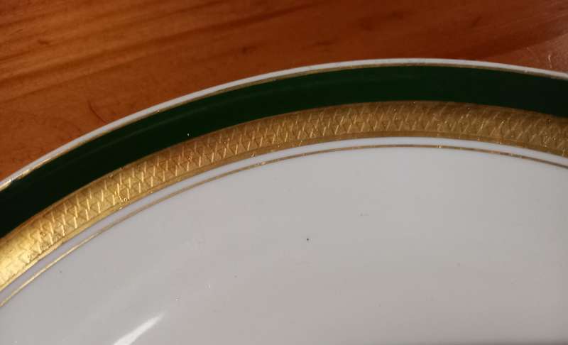 Huguenot Royale 23cm Dinner plate, Green and Gold with Parliament Crest