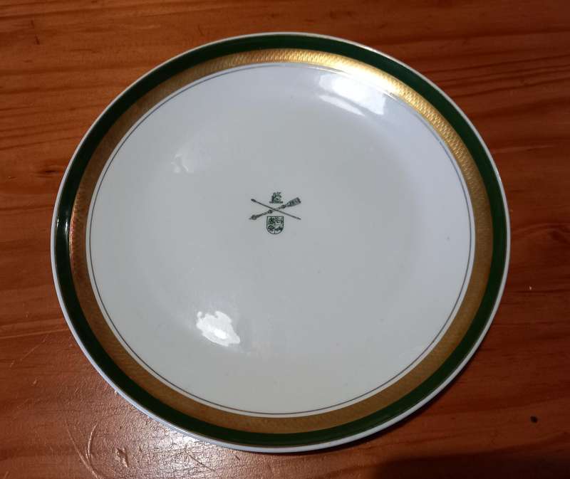 Huguenot Royale 23cm Dinner plate, Green and Gold with Parliament Crest