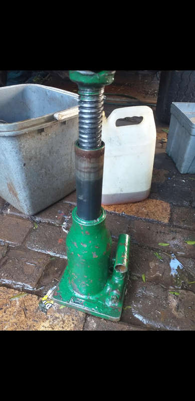 Hydraulic jack