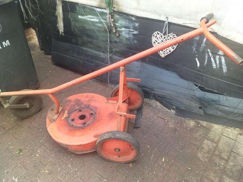 Heavy duty lawnmower chassis