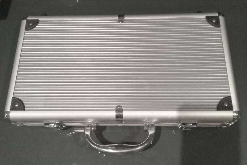 Poker Set 300 Pieces with Aluminum Case, 2 Decks of Cards, Dealer Button,5 Dice