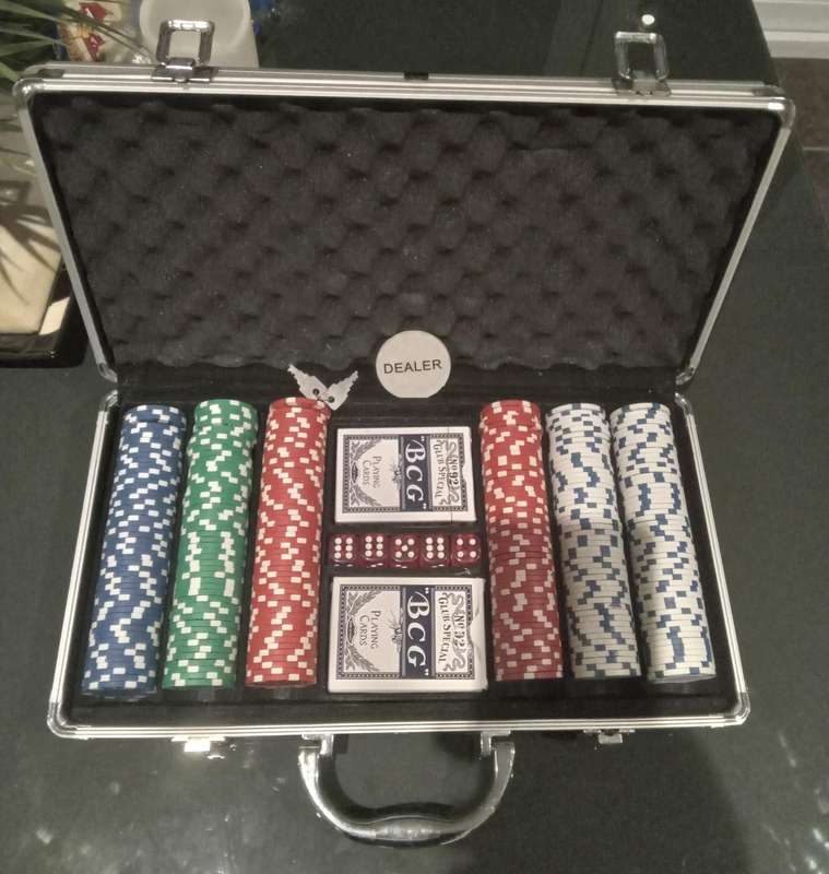 Poker Set 300 Pieces with Aluminum Case, 2 Decks of Cards, Dealer Button,5 Dice