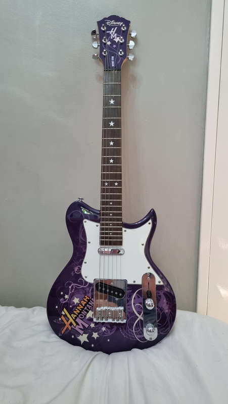 Hannah Montana electric guitar, Cort amp ,Guitar bag ,needed Cables and guitar strap
