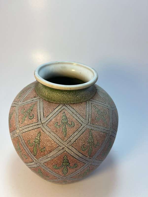 Vintage Trellis & Fleur-de-Lis Motif Vase | Peach & Green | Textured Matt Finish